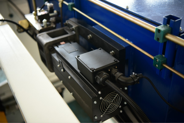 折弯机细节图 折弯机细节图